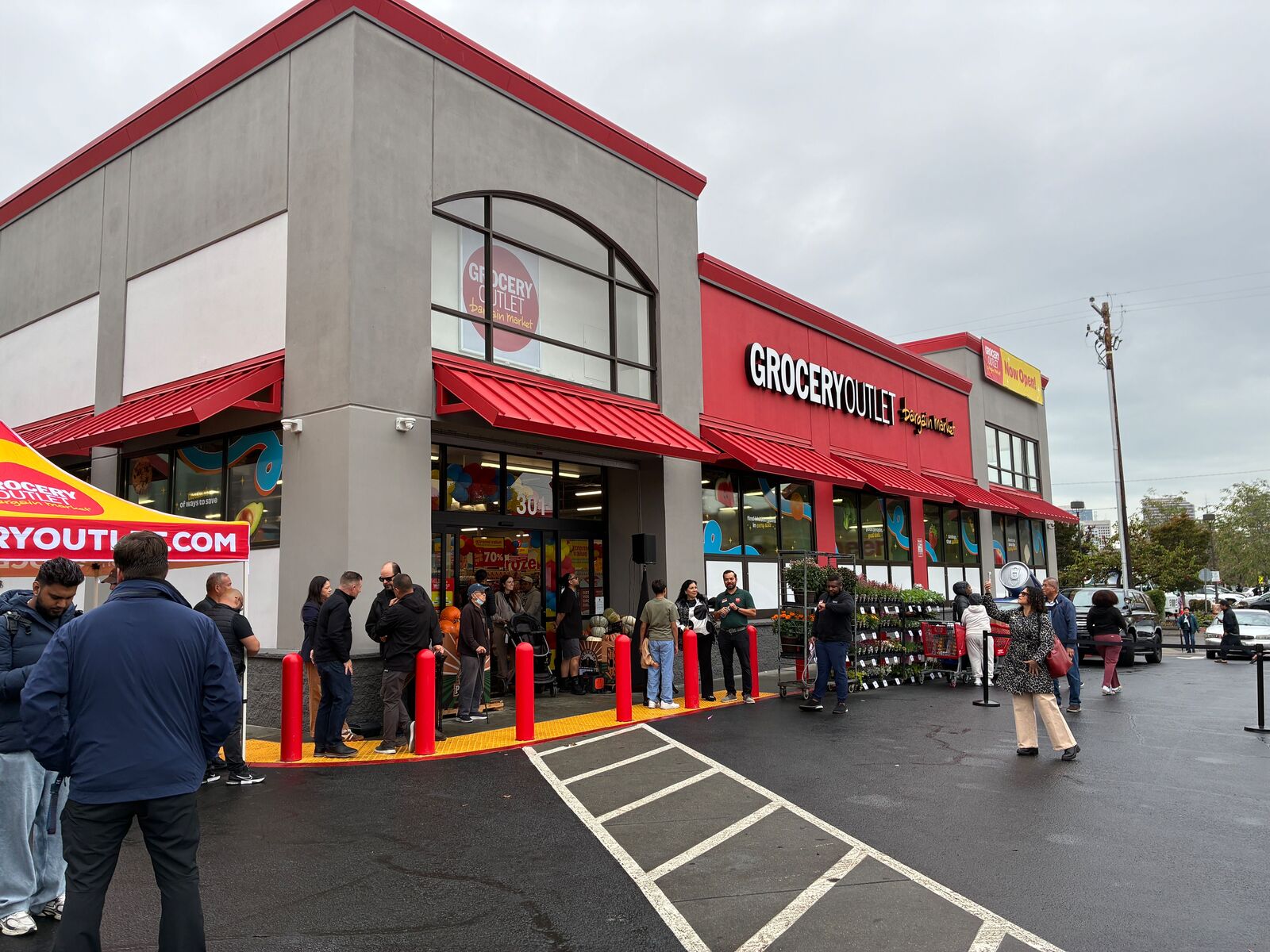 New Grocery Outlet opens in Oakland’s Eastlake neighborhood — The Oaklandside, Mill Valley Business news